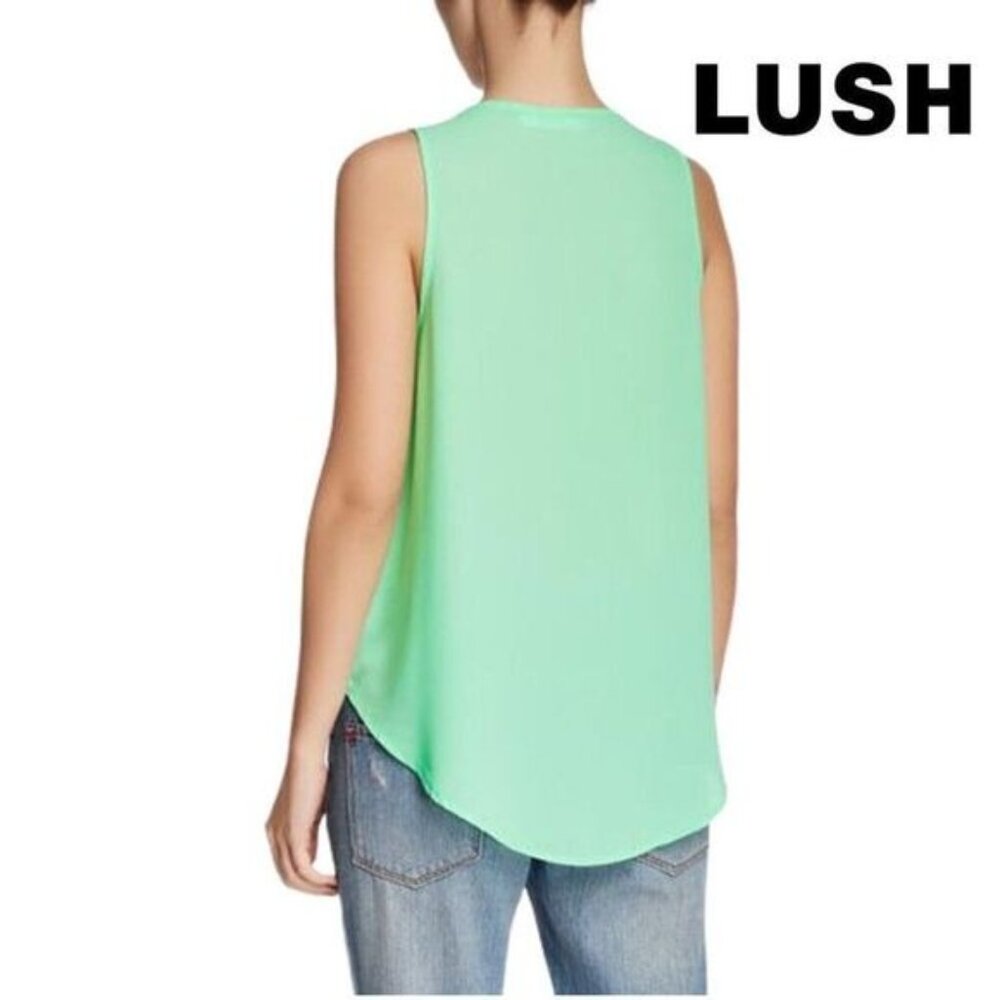 Lush Women's Green Split V-Neck High-low‎ Hem Sleeveless Top - Picture 2 of 7